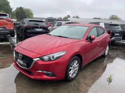 Używany Mazda 3 Center-Line 120 KM (88 kW) 2018 Czerwony Sedan/Limuzyna