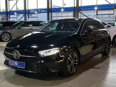 Gebraucht Mercedes A200 177 PS (130 kW) 2024 Schwarz Limousine