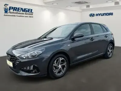 Gebraucht Hyundai i30 Select 120 PS (88 kW) 2022 Dark knight Limousine
