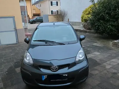 Używany Toyota Aygo 68 KM (50 kW) 2013 Szary Hatchback
