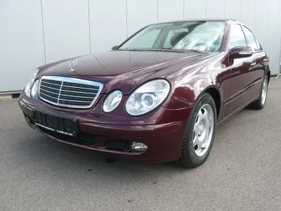 Gebraucht Mercedes E220 Classic 150 PS (110 kW) 2006 Carneolrot Limousine