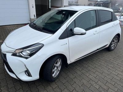 Gebraucht Toyota Yaris Hybrid Club 73 PS (53 kW) 2020 Weiß Limousine