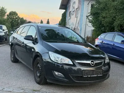 Gebraucht Opel Astra Selection 95 PS (69 kW) 2012 Karbonschw graphitschw midnigh Kombi
