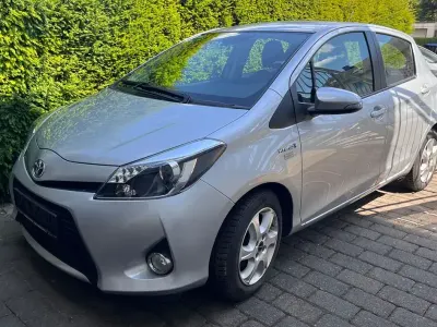 Gebraucht Toyota Yaris 75 PS (55 kW) 2013 Grau Kleinwagen