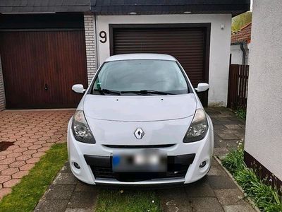 Używany Renault Clio II Expression 75 KM (55 kW) 2009 Biały Hatchback