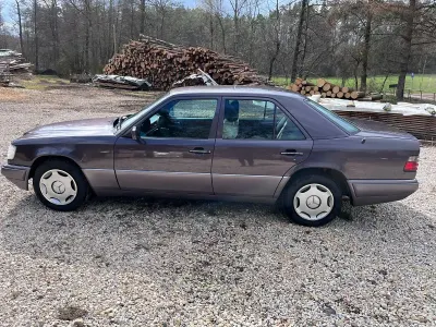 Używany Mercedes E200 136 KM (100 kW) 1994 Szary Sedan/Limuzyna