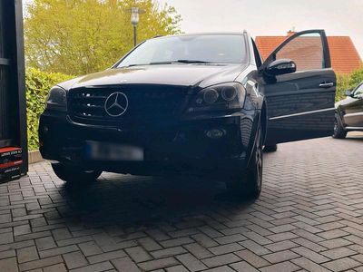 Second-hand Mercedes ML320 224 CP (164 kW) 2008 Negru SUV