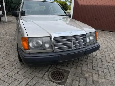 Gebraucht Mercedes 230 132 PS (97 kW) 1989 Silber Limousine