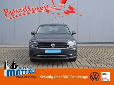 Gebraucht VW Tiguan Active 131 PS (96 kW) 2021 Delfingrau metallic (metallic) SUV