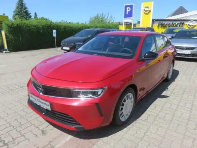 Gebraucht Opel Astra Basis 110 PS (80 kW) 2022 Chili rot/kardio rot Kleinwagen
