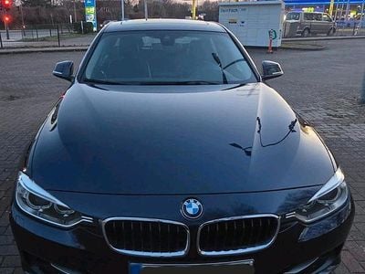 Gebraucht BMW 320 Sport Line 184 PS (135 kW) 2014 Blau Limousine