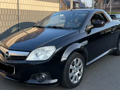 Używany Opel Tigra 90 KM (66 kW) 2006 Czarny Kabriolet