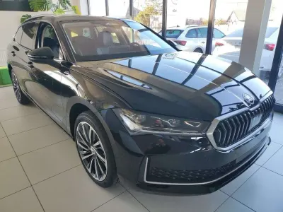 Neu Skoda Superb LAURIN & KLEMENT 265 PS (194 kW) 2025 Onyxschwarz Kombi