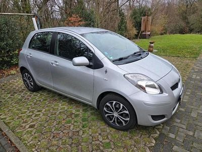 Usado Toyota Yaris 75 HP (55 kW) 2011 Prateado Citadino