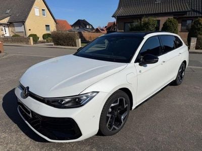 Second-hand VW Passat R-line 177 CP (130 kW) 2025 Alb Break