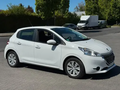 Usata Peugeot 208 Active 68 CV (50 kW) 2014 Bianco Utilitaria