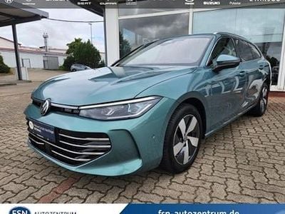 Grün Gebraucht 2024 VW Passat Elegance Kombi | 39.900 € (Guter Preis)