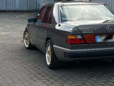 Gebraucht Mercedes E230 132 PS (97 kW) 1991 Grau Limousine