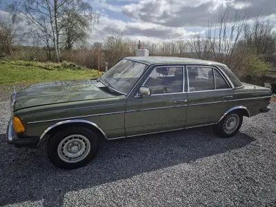 Używany Mercedes E230 136 KM (100 kW) 1982 Zielony Sedan/Limuzyna