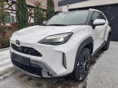 Weiß Gebraucht 2021 Toyota Yaris Hybrid Limousine | 21.490 € (Teuer)