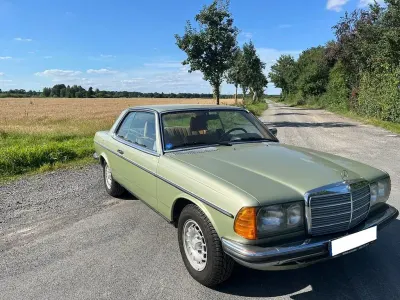 Używany Mercedes 230 109 KM (80 kW) 1978 Zielony Coupe