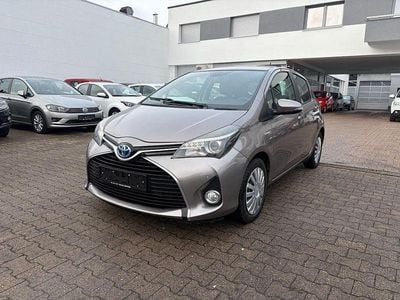 Gebraucht Toyota Yaris Hybrid Club 75 PS (55 kW) 2015 Braun Limousine