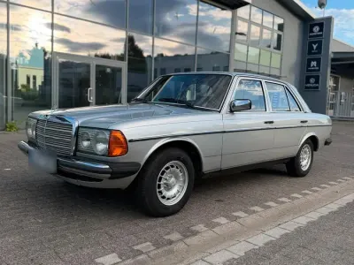 Gebraucht Mercedes 300 88 PS (64 kW) 1980 Silber Limousine