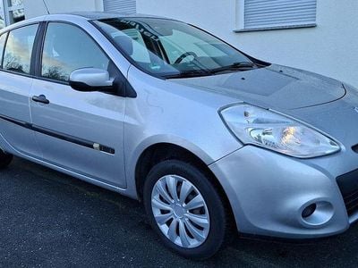 Silber Gebraucht 2009 Renault Clio III Expression Limousine | 3.990 € (Teuer)