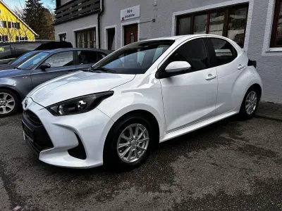Gebraucht Toyota Yaris Hybrid Business Edition 92 PS (67 kW) 2022 Weiß Limousine