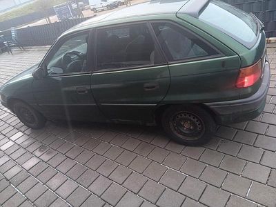 Grün Gebraucht 1996 Opel Astra Limousine | 500 €
