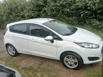Gebraucht Ford Fiesta 75 PS (55 kW) 2013 Weiß Kleinwagen