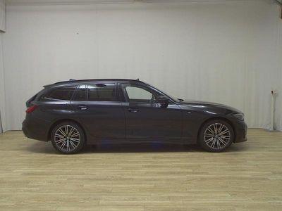 Schwarz Gebraucht 2022 BMW 320 M Sport Kombi | 21.480 €