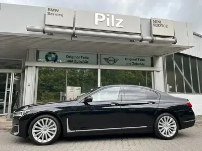 Gebraucht BMW 750 530 PS (389 kW) 2021 Schwarz Limousine