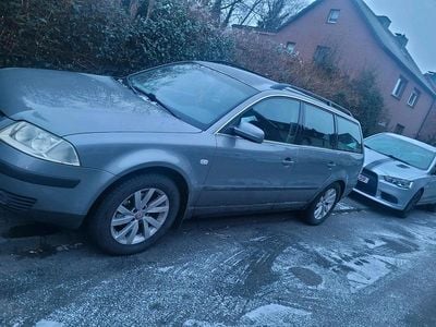 Grau Gebraucht 2001 VW Passat Kombi | 1.250 € (Guter Preis)
