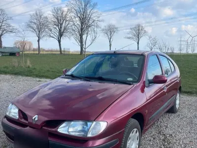 Gebraucht Renault Mégane 75 PS (55 kW) 1997 Rot Limousine