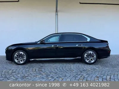 Gebraucht BMW 750e 489 PS (359 kW) 2024 Black sapphire metallic Limousine