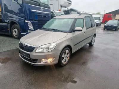 Używany Skoda Fabia 86 KM (63 kW) 2014 Srebrny Minivan