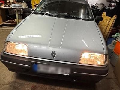 Silber Gebraucht 1991 Renault R9 Limousine | 1.650 €