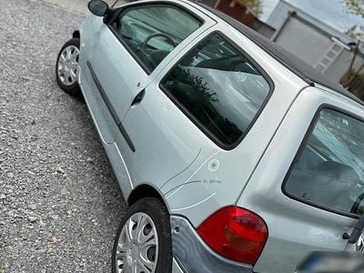 Second-hand Renault Twingo 58 CP (42 kW) 2004 Argintiu Hatchback