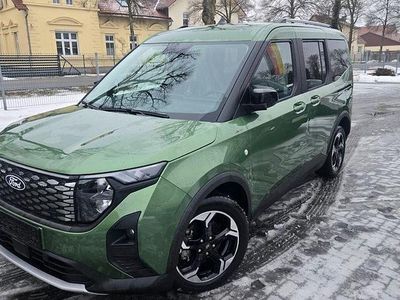 Neu Ford Tourneo Courier Active 100 kW (136 PS) 2026 Grün Van / Kleinbus