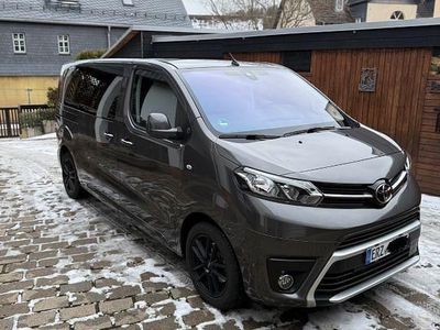 Grau Gebraucht 2023 Toyota Proace Team Van / Kleinbus | 41.499 € (Fairer Preis)