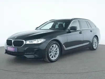 Gebraucht BMW 520 Sport Line 190 PS (139 kW) 2023 Black sapphire Limousine