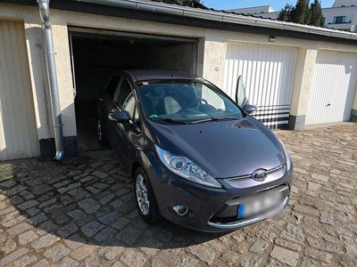 Gebraucht Ford Fiesta 95 PS (69 kW) 2012 Grau Kleinwagen