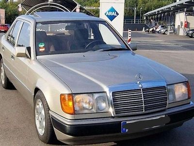 Second-hand Mercedes E230 132 CP (97 kW) 1990 Gri Berlinǎ