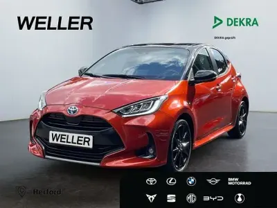 Gebraucht Toyota Yaris Basis 116 PS (85 kW) 2023 Infernoorange metallic, dach schwarz Kleinwagen