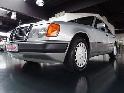 Gebraucht Mercedes E230 132 PS (97 kW) 1989 Silber Limousine