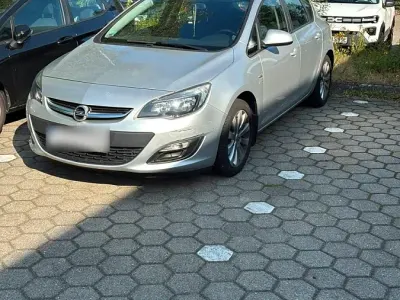 Gebraucht Opel Astra 101 PS (74 kW) 2013 Silber Kleinwagen