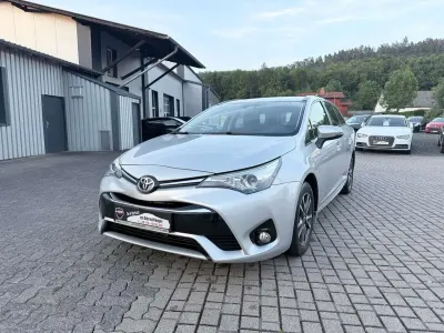 Gebraucht Toyota Avensis Comfort 111 PS (81 kW) 2015 Silver metallic Kombi