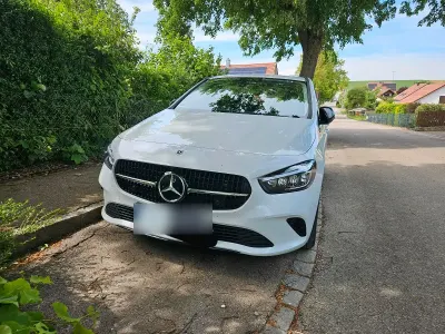 Gebraucht Mercedes B200 163 PS (119 kW) 2023 Weiß Van / Kleinbus
