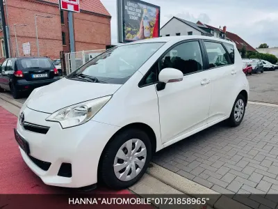 Gebraucht Toyota Verso-S Life 99 PS (72 kW) 2012 Weiß Van / Kleinbus